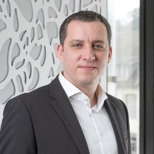 Aveniq-ciril-livers-72-quadrat