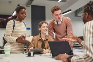 Informatiker-EFZ_1200x800px_AdobeStock_427103234