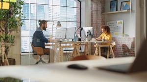 aveniq-kmu-office-people-2-scaled-2